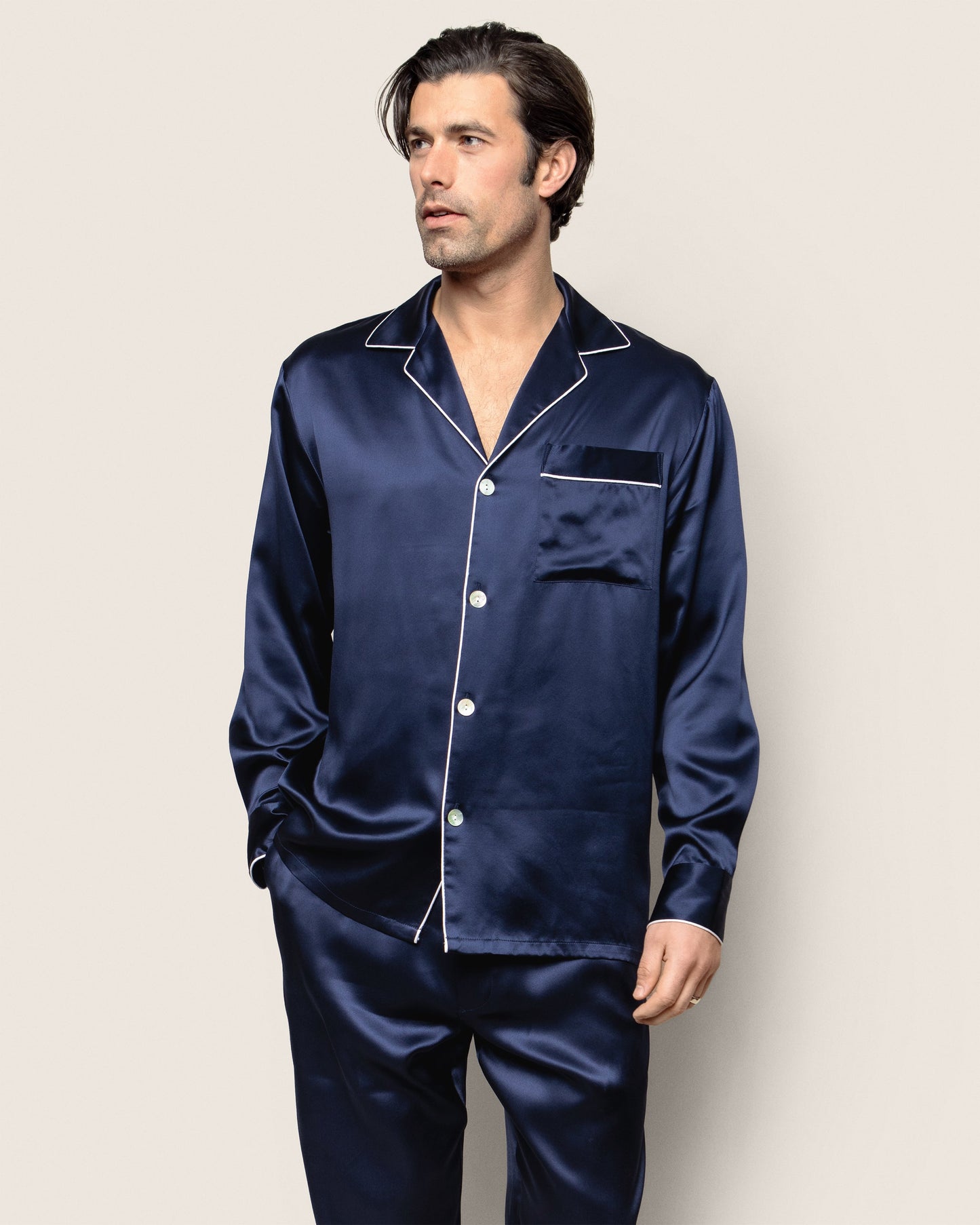 Ensemble de pyjama en soie bleu marine