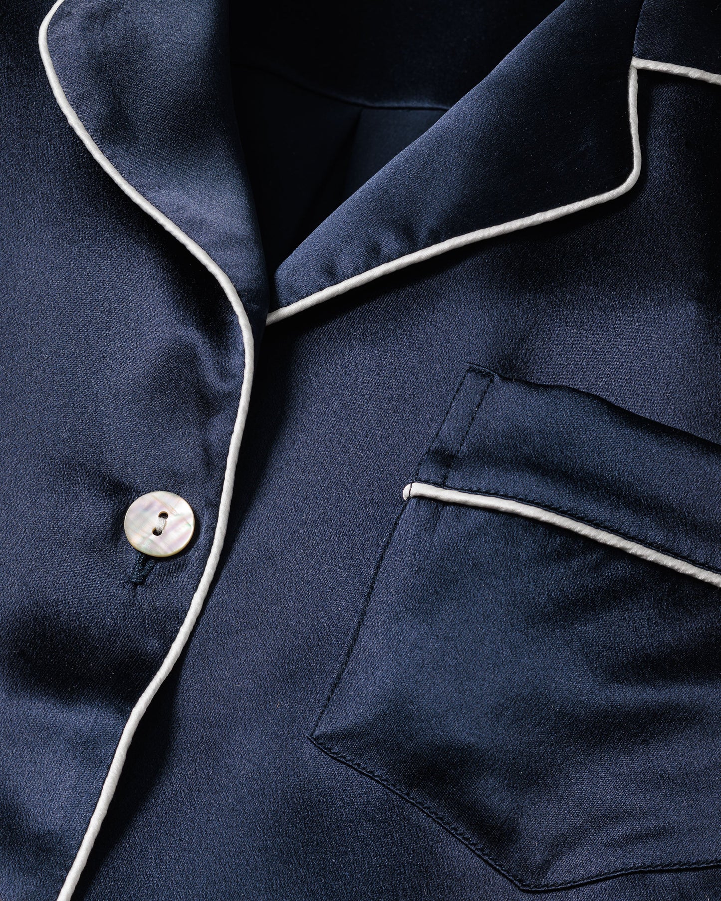 Ensemble de pyjama en soie bleu marine