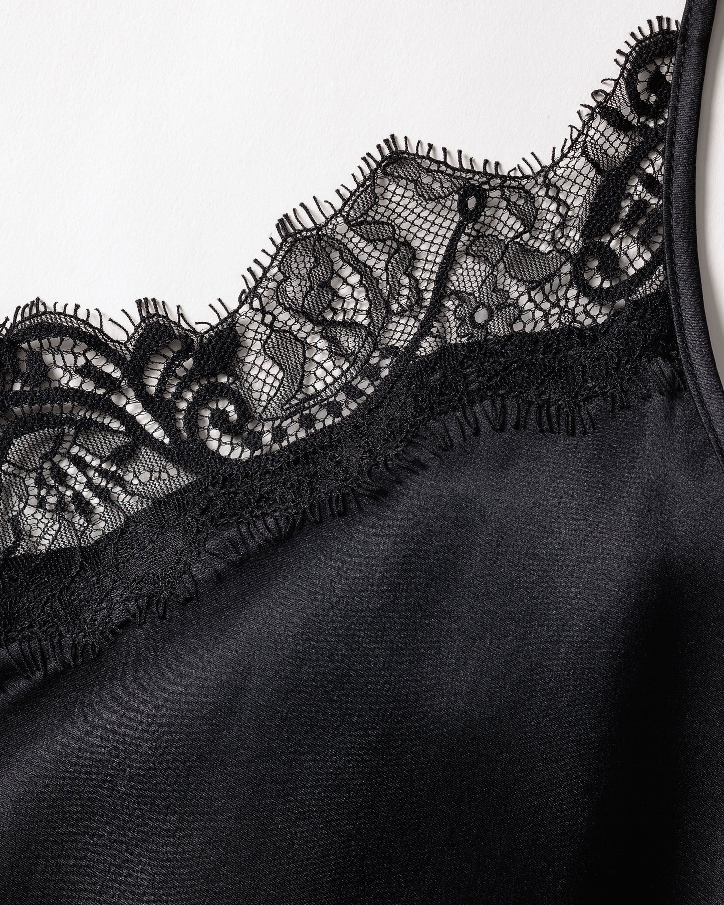 Ensemble court à bretelles en dentelle de soie noire