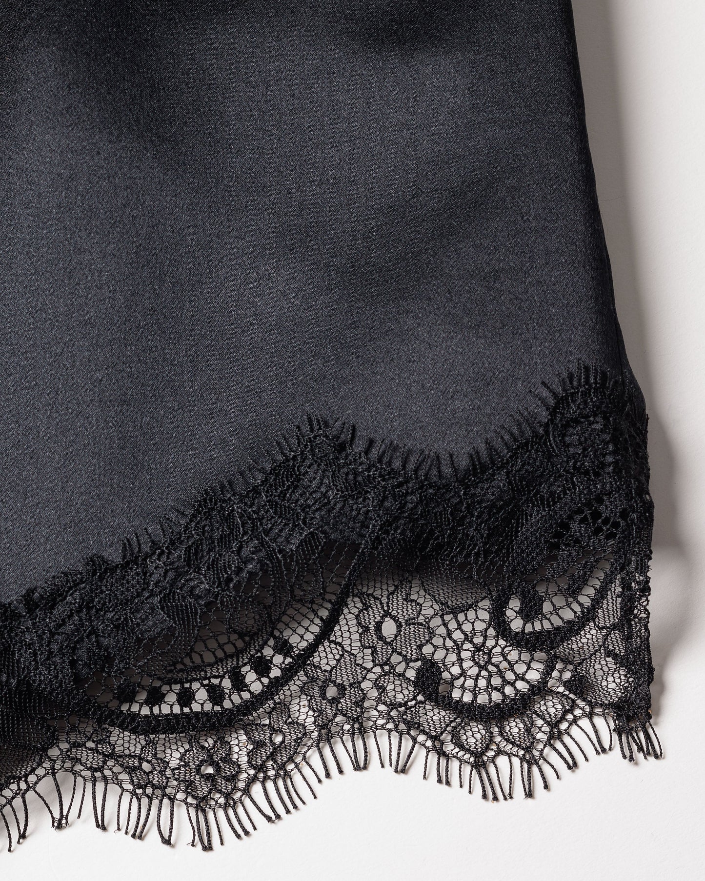 Ensemble court à bretelles en dentelle de soie noire