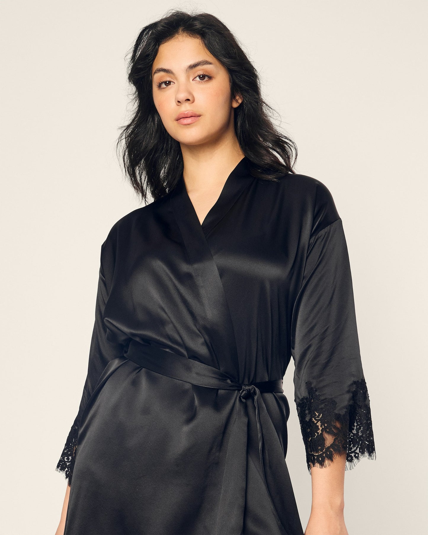 Robe de chambre en dentelle de soie noire