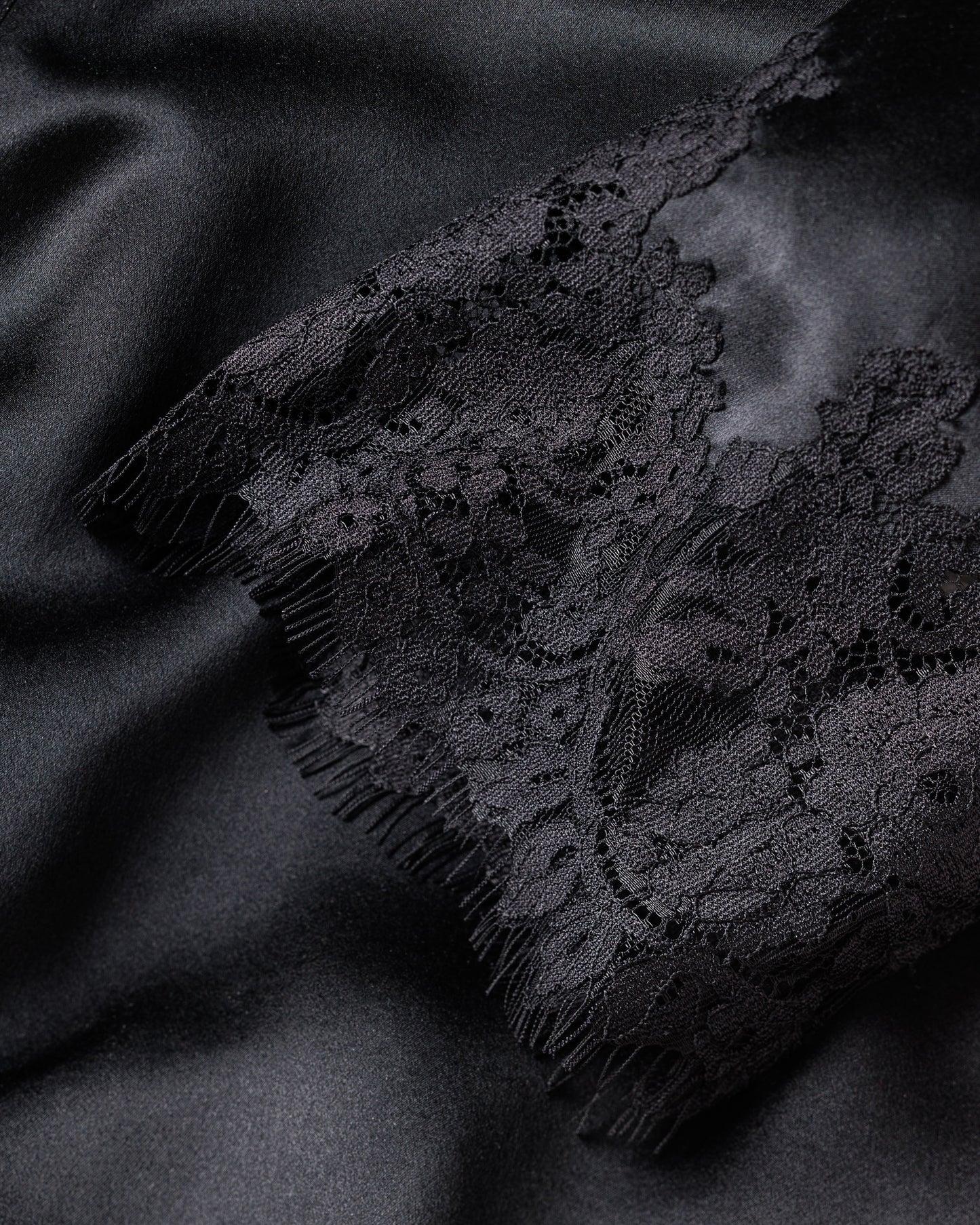 Robe de chambre en dentelle de soie noire
