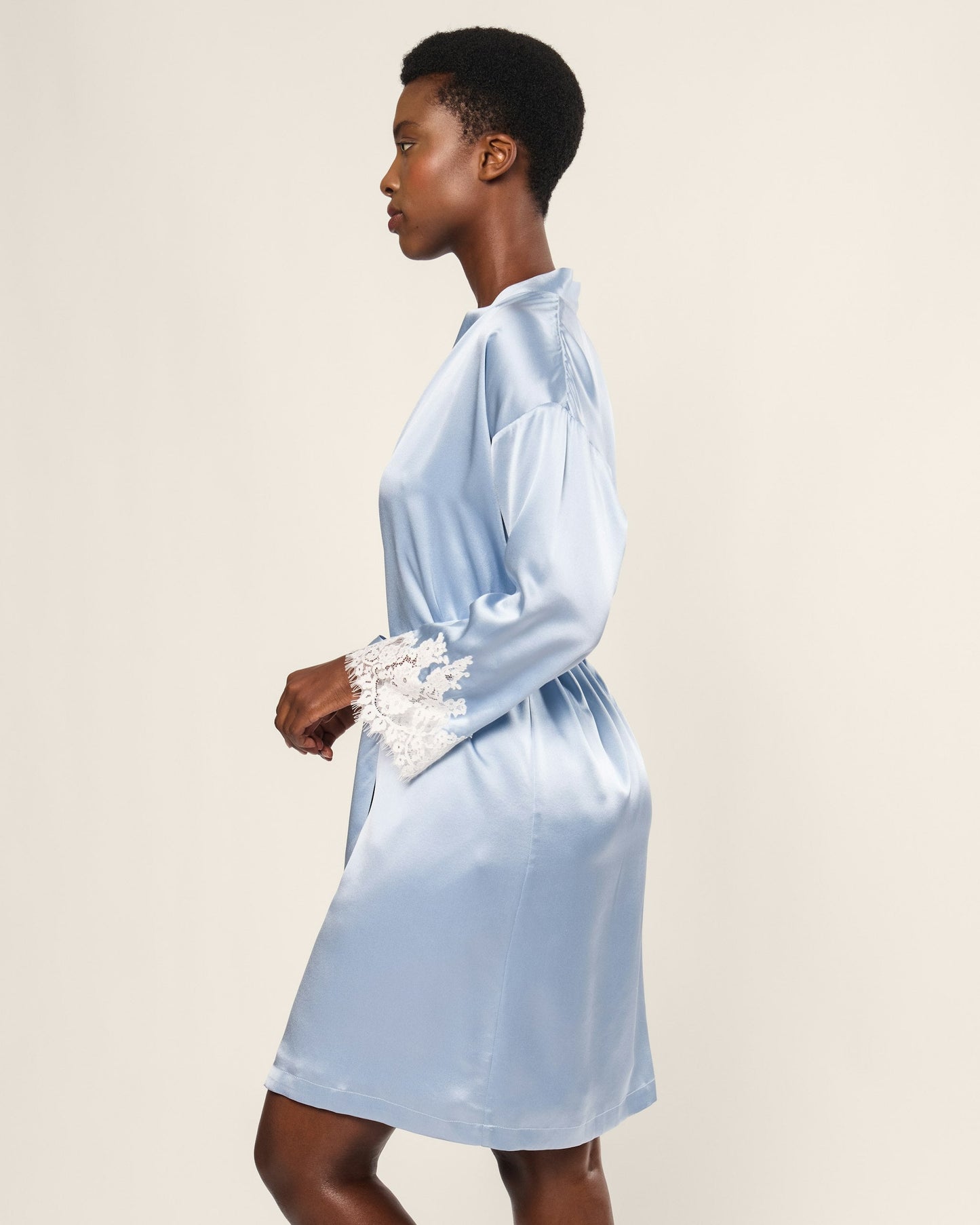 Robe de chambre en dentelle de soie pervenche