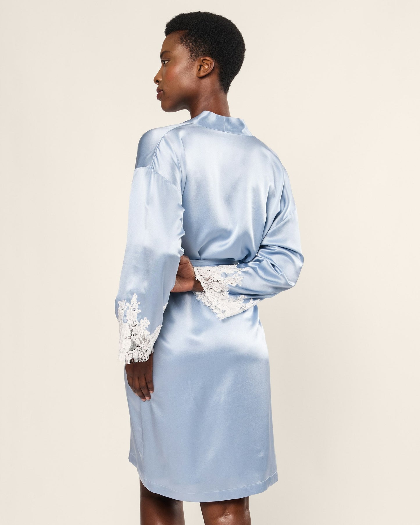 Robe de chambre en dentelle de soie pervenche