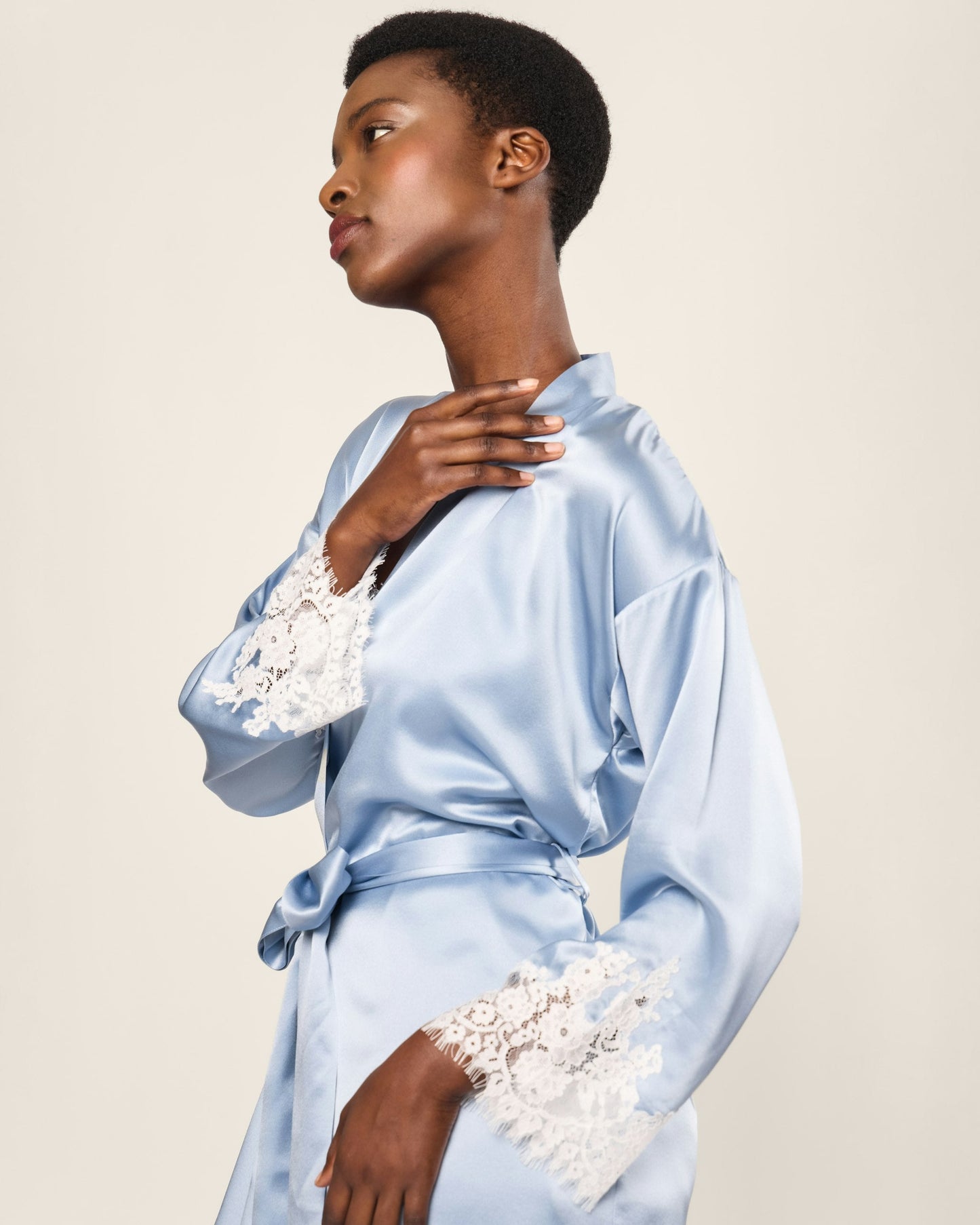 Robe de chambre en dentelle de soie pervenche