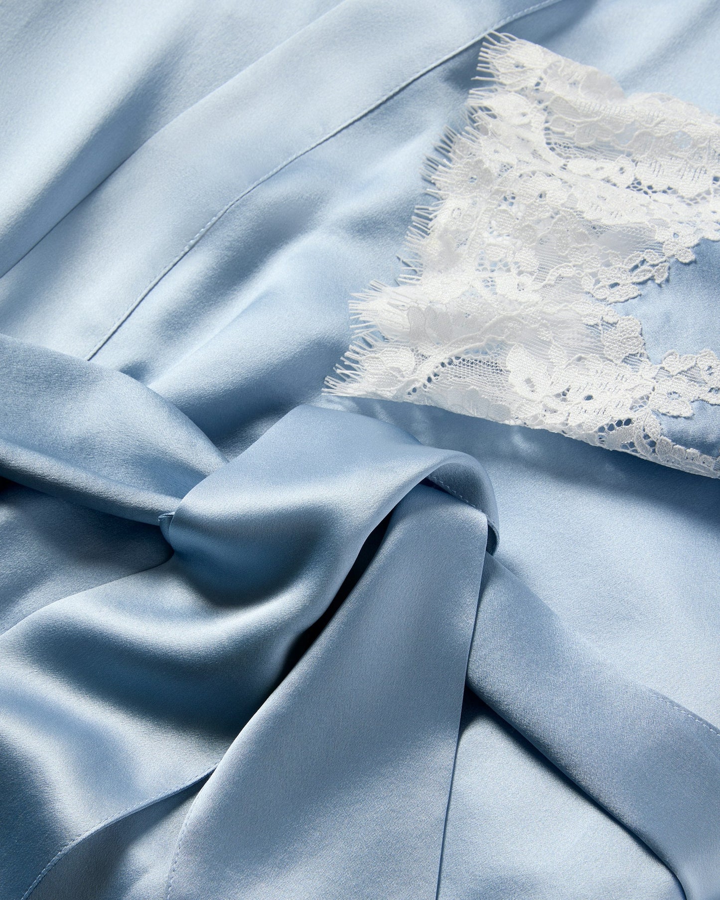 Robe de chambre en dentelle de soie pervenche