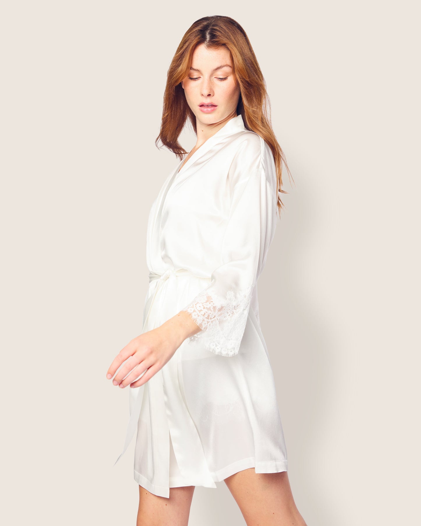 Robe de chambre en dentelle de soie blanche