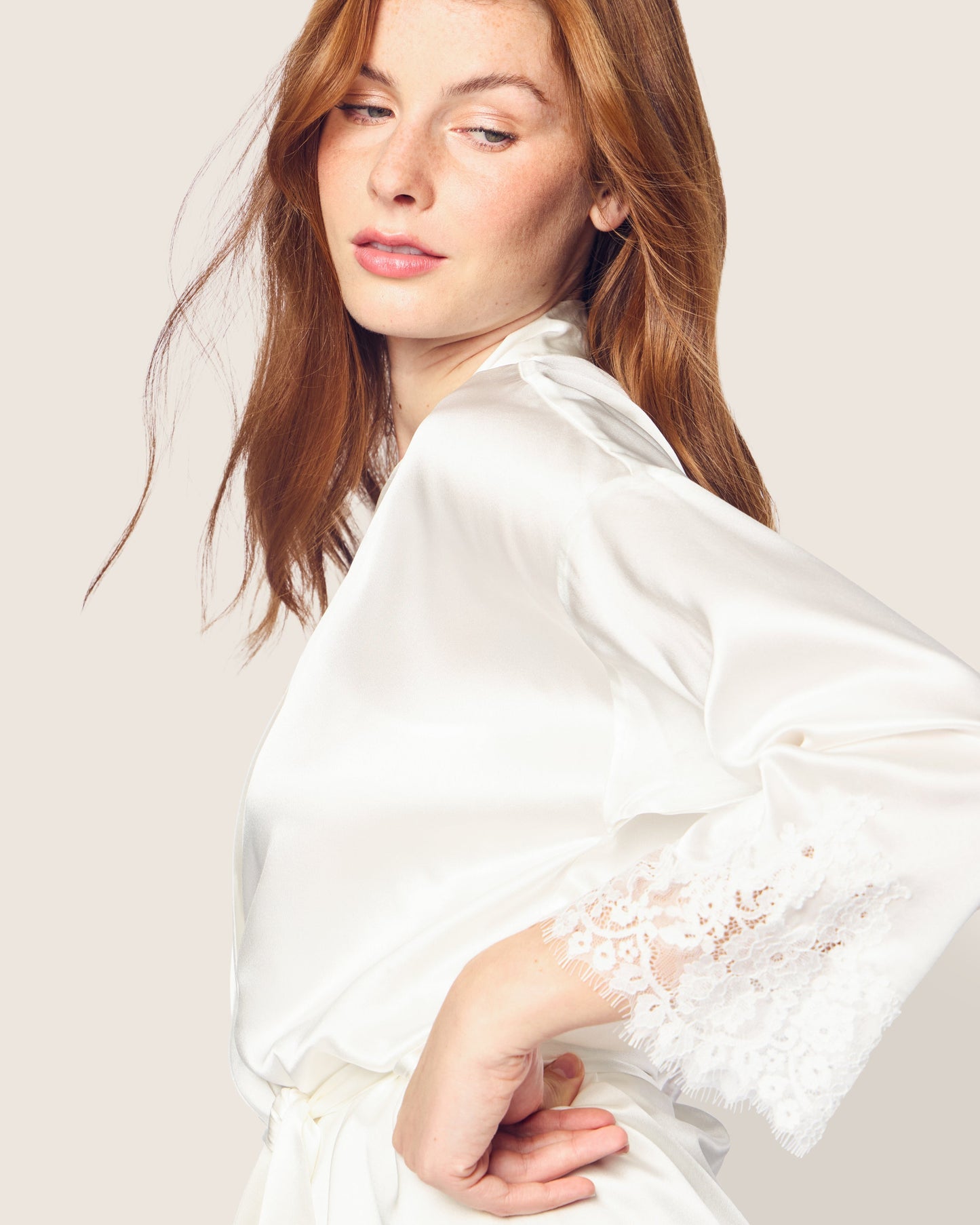 Robe de chambre en dentelle de soie blanche