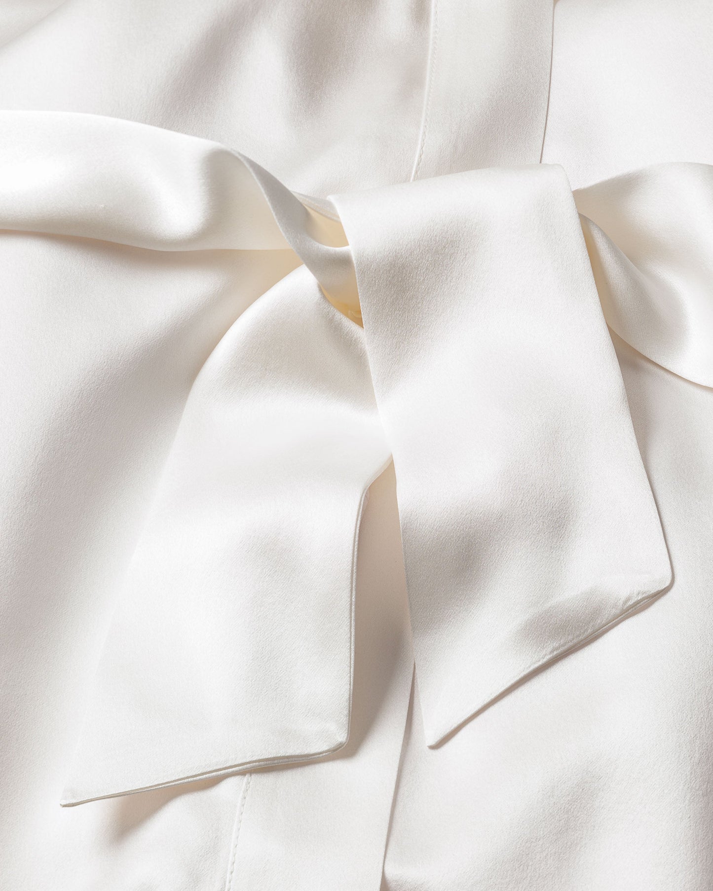 Robe de chambre en dentelle de soie blanche
