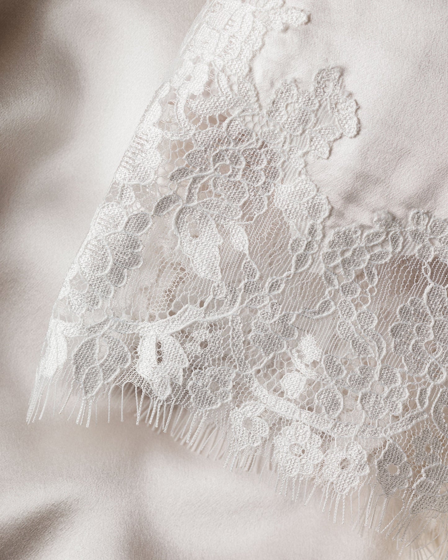 Robe de chambre en dentelle de soie blanche