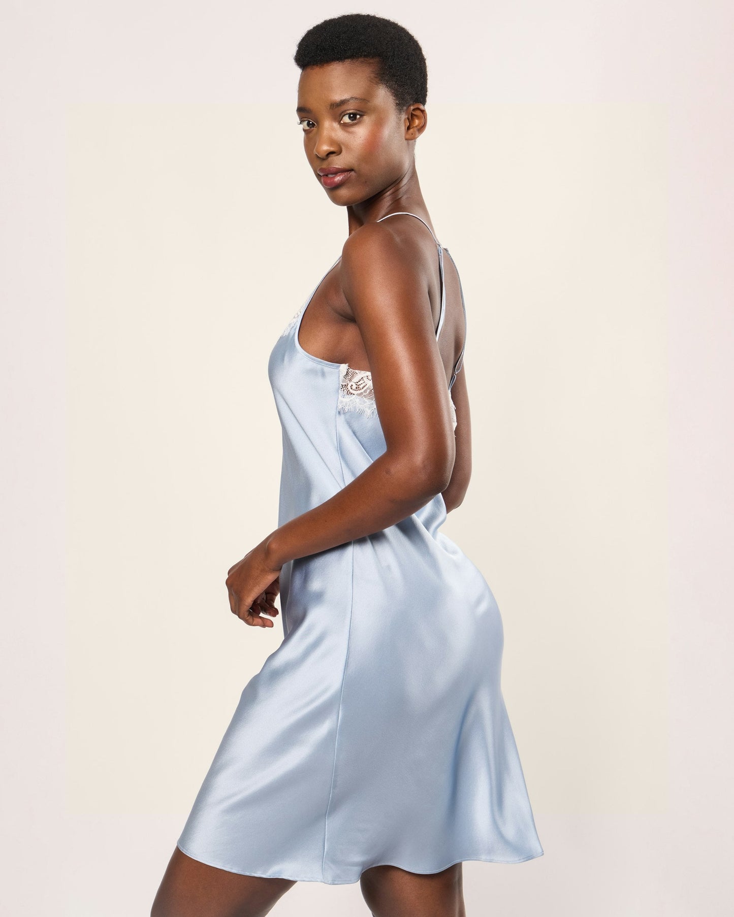 Robe nuisette en dentelle de soie pervenche