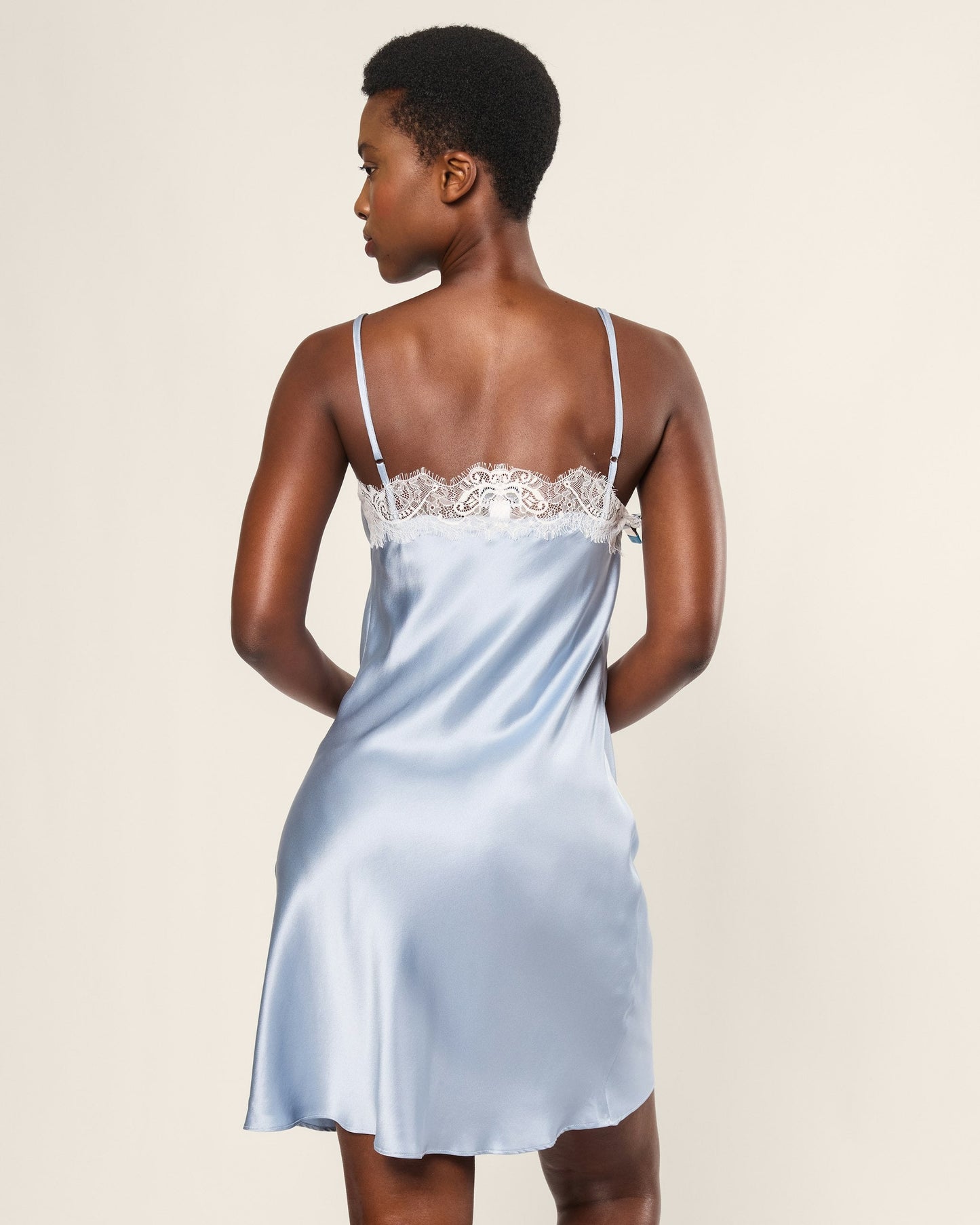 Robe nuisette en dentelle de soie pervenche