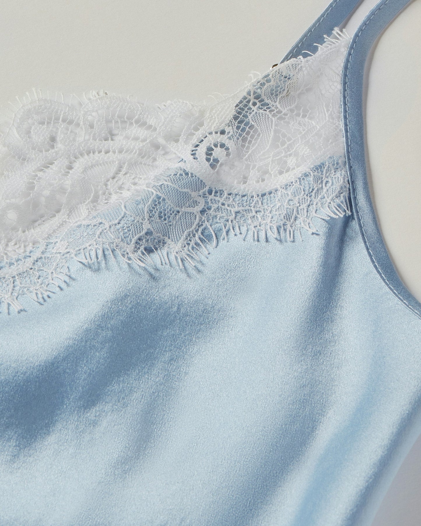 Robe nuisette en dentelle de soie pervenche