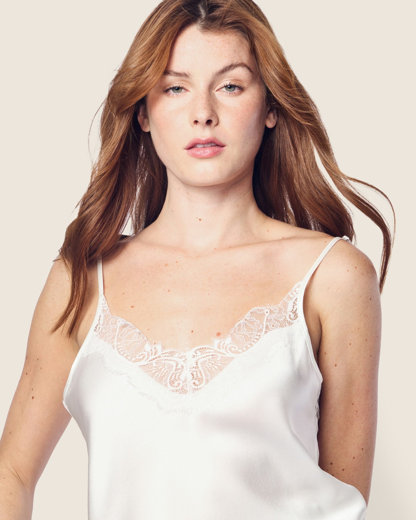 Robe nuisette en dentelle de soie blanche