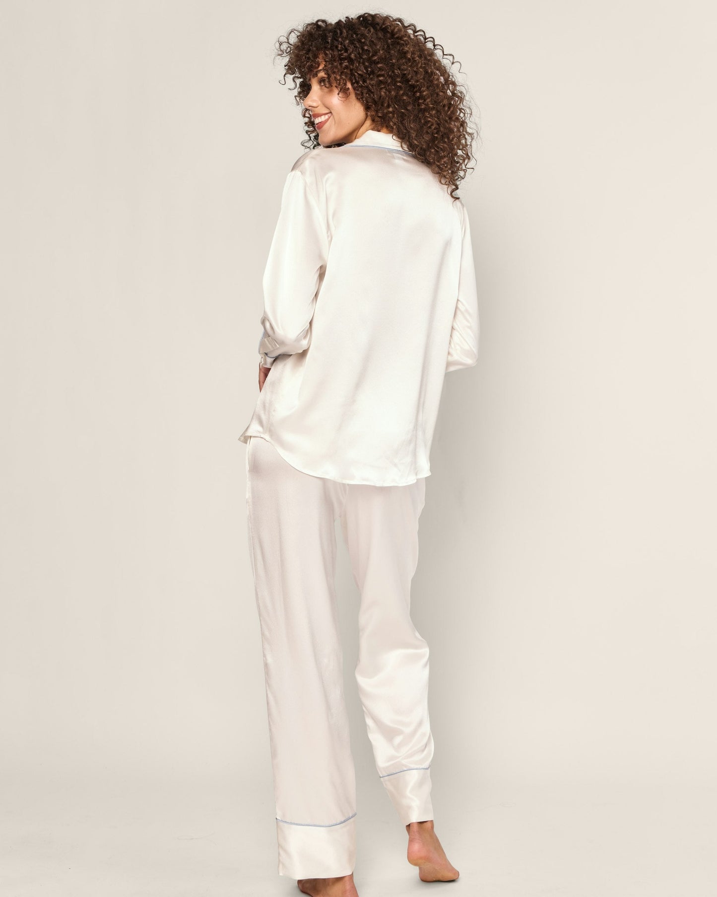 Ensemble de pyjama en soie blanc et bleu pervenche