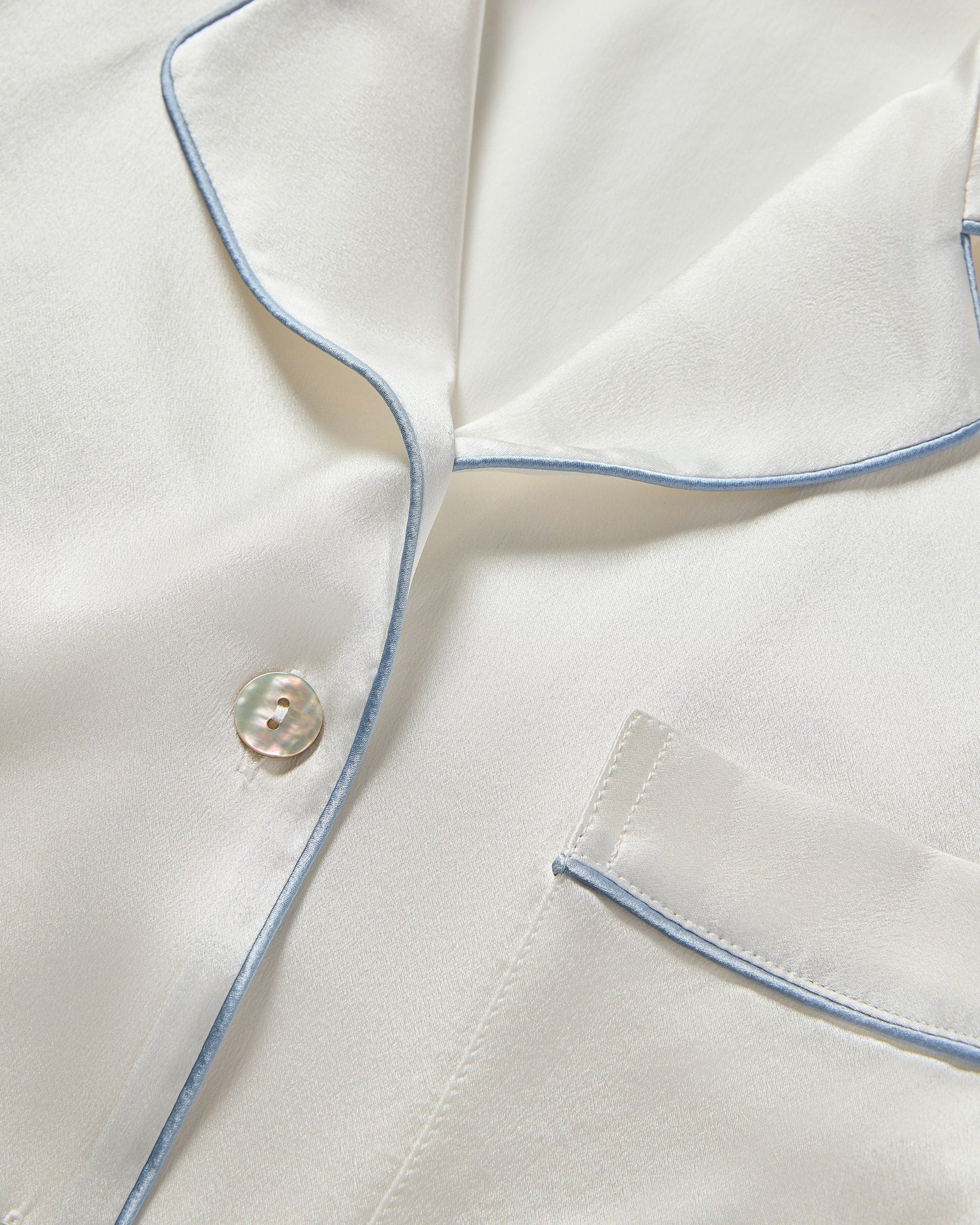 Ensemble de pyjama en soie blanc et bleu pervenche
