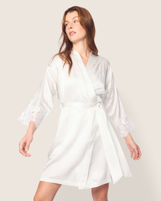 Robe de chambre en dentelle de soie blanche