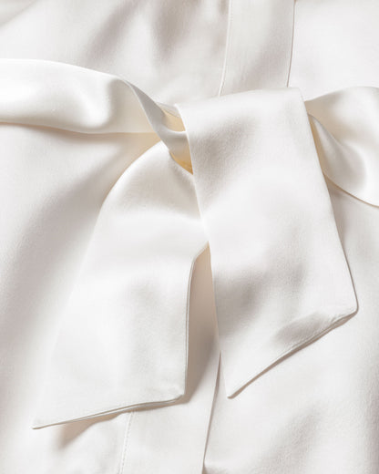 Robe de chambre en dentelle de soie blanche