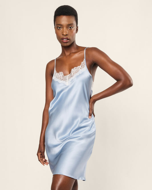 Robe nuisette en dentelle de soie pervenche