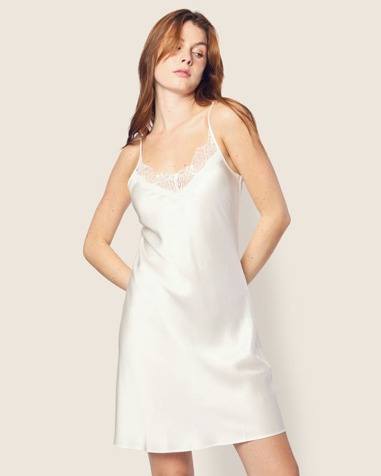 Robe nuisette en dentelle de soie blanche