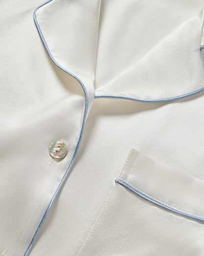 Ensemble de pyjama en soie blanc et bleu pervenche